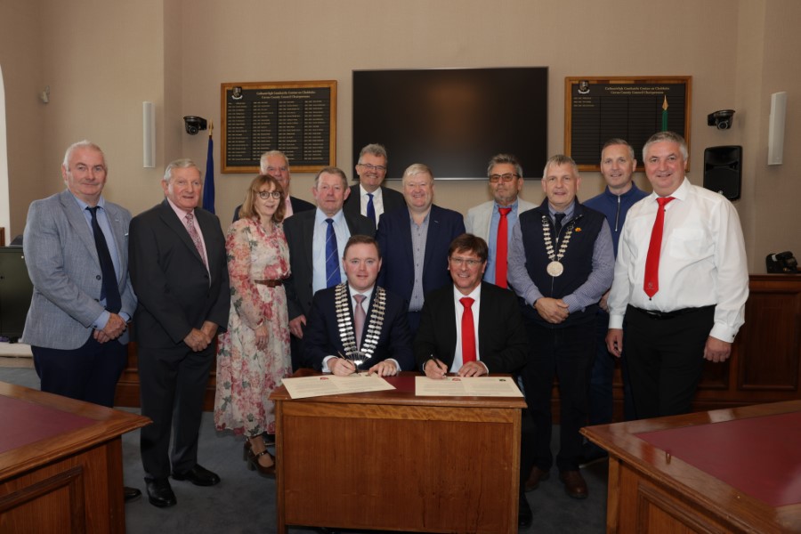 Pictured at the signing of a renewed Friendship Pact between County Cavan and the German Municipality of Kürnach are (back row, left to right) Cllr Noel Connell; Cllr Clifford Kelly; Colette Herrmann, Kürnach Municipal Council; Cllr Niall Smith; Cllr Winston Bennett; Chief Executive of Cavan County Council, Eoin Doyle; Cllr Shane P O’Reilly; Manfred Dülk, Kürnach Municipal Council; Cllr Trevor Smith; Cllr Philip Brady; Matthias Heinrich, Kürnach Municipal Council. Front row, left to right: Cathaoirleach of Cavan County Council, Cllr John Paul Feeley and Bürgermeister (1st Lord Mayor) of Kürnach, René Wohlfart. PHOTO: Adrian Donohoe.