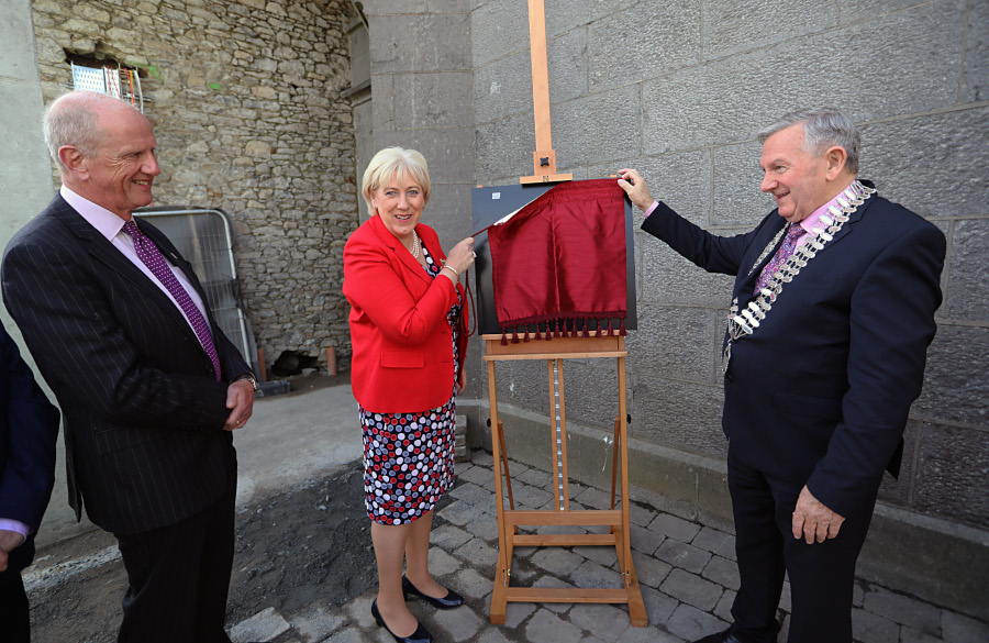 Pictured unveiling a plaque at a ‘Topping Out’ ceremony for the new Virginia Civic, Cultural, and Library Services Centre are (from left) Tommy Ryan, Chief Executive, Cavan County Council; Minister for Rural and Community Development, Heather Humphreys TD, Cathaoirleach of Cavan County Council, Cllr Clifford Kelly. PHOTO: Lorraine Teevan